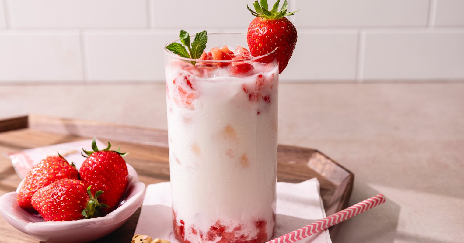 Verre de strawberry latte sur un plateau