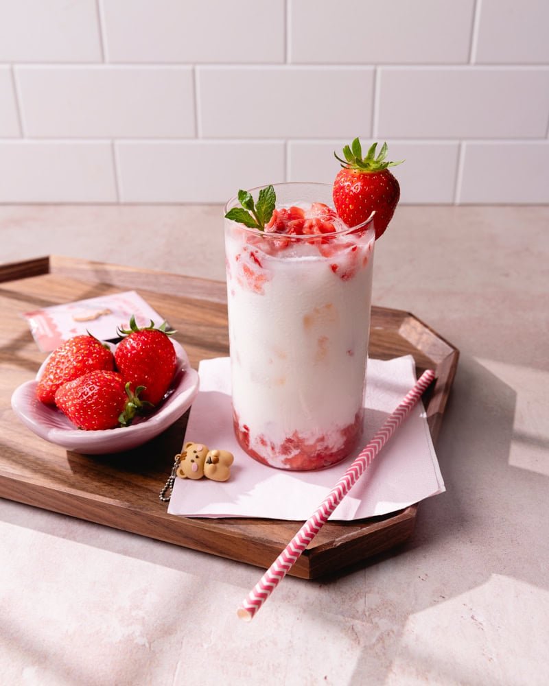 Verre de strawberry latte sur un plateau