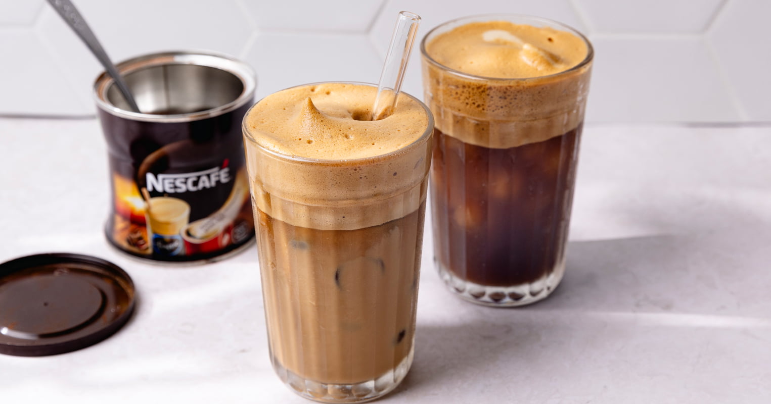 Café frappé grec à l'eau dans un verre et café frappé grec au lait dans un verre