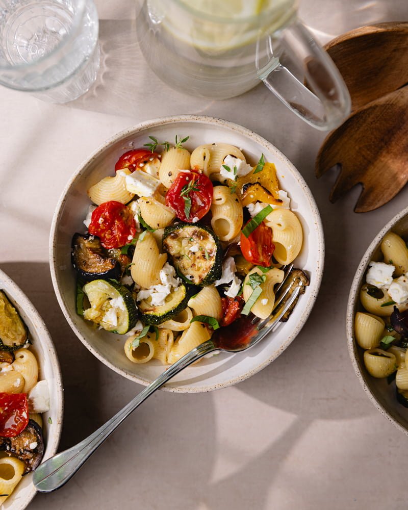 Bols de salade de pâtes aux légumes grillés et feta