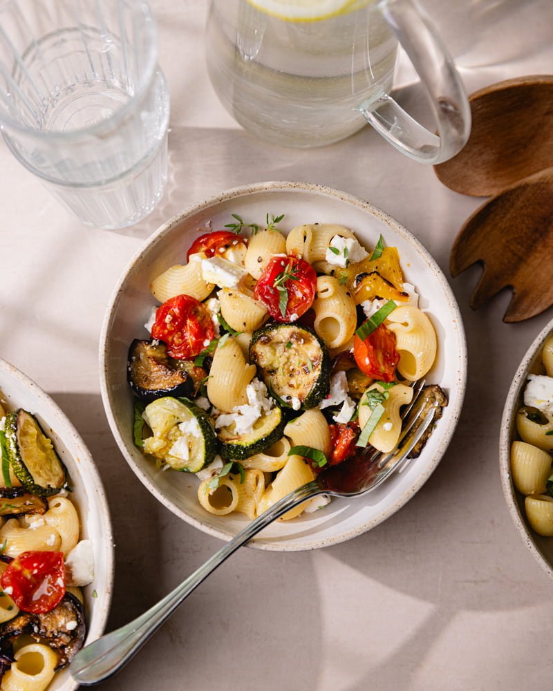 Bols de salade de pâtes aux légumes grillés et feta