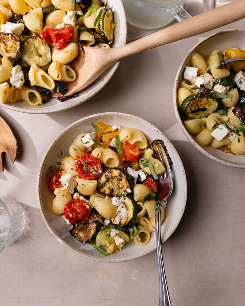 Bols de salade de pâtes aux légumes grillés et feta