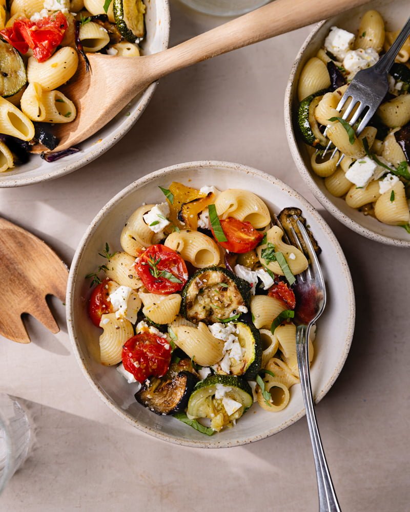 Bols de salade de pâtes aux légumes grillés et feta