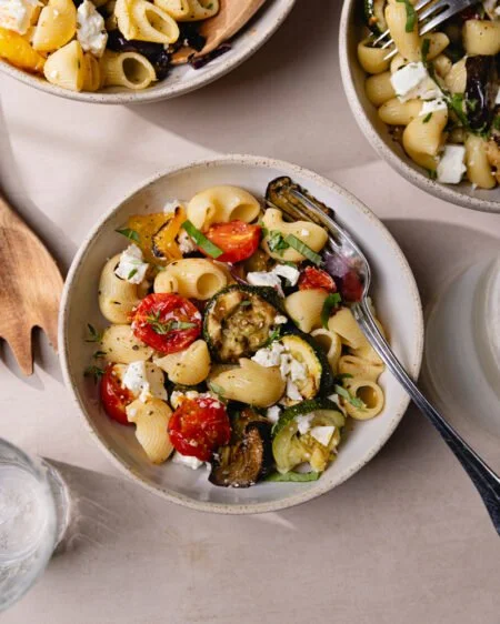 La salade de pâtes froide aux légumes grillés et feta !