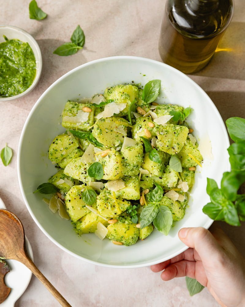 Saladier de salade aux pommes de terre froide au pesto, l'accompagnement d'été pour le barbecue