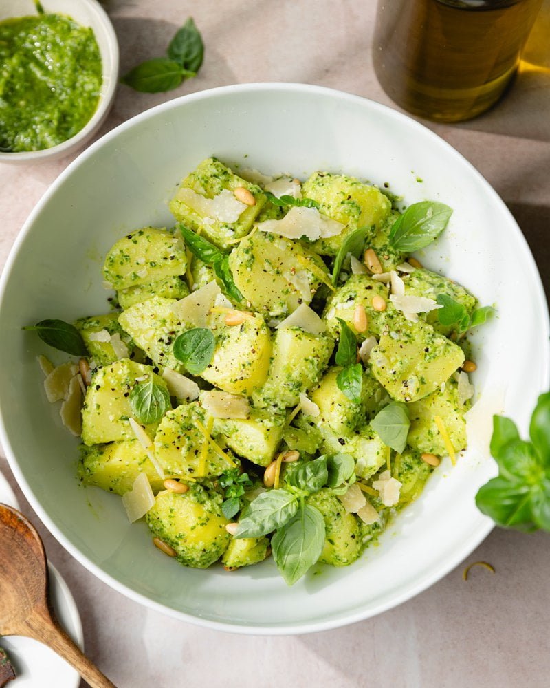 Saladier de salade aux pommes de terre froide au pesto, l'accompagnement d'été pour le barbecue