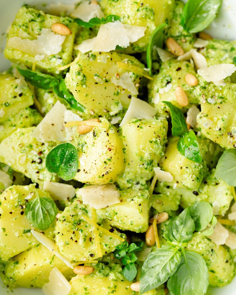 Saladier de salade aux pommes de terre froide au pesto, l'accompagnement d'été pour le barbecue