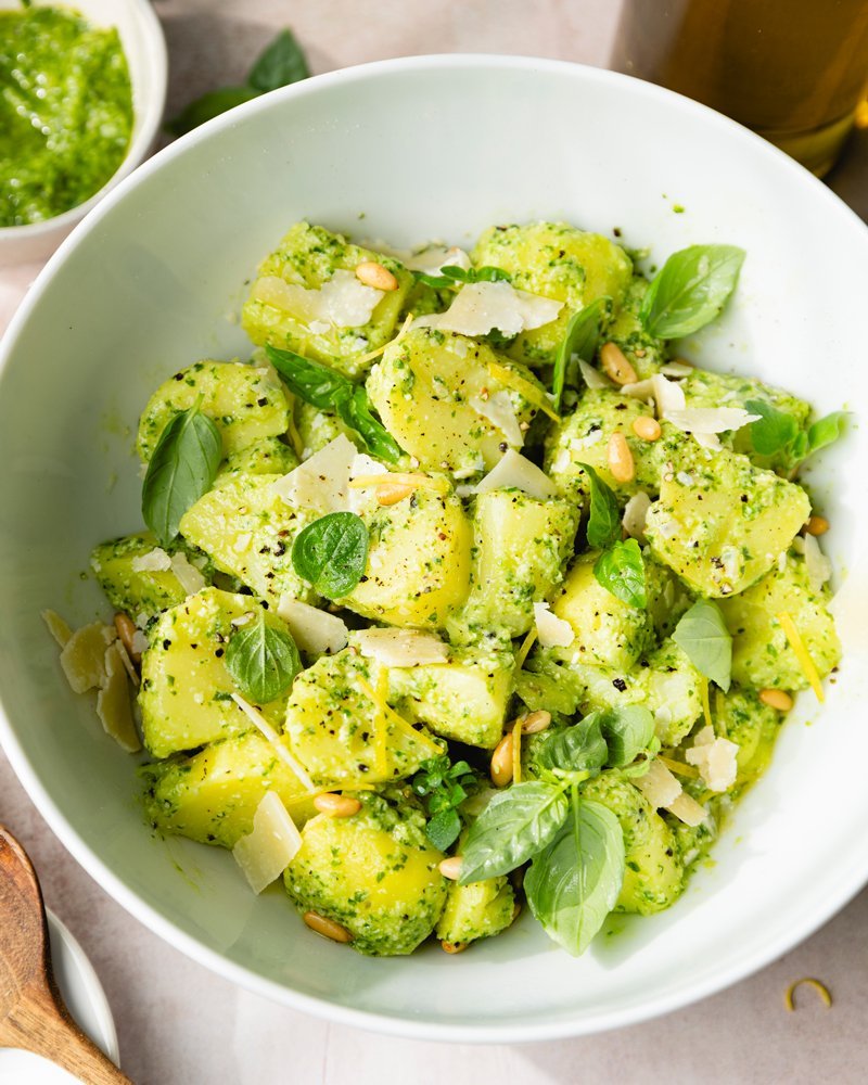 Saladier de salade aux pommes de terre froide au pesto, l'accompagnement d'été pour le barbecue