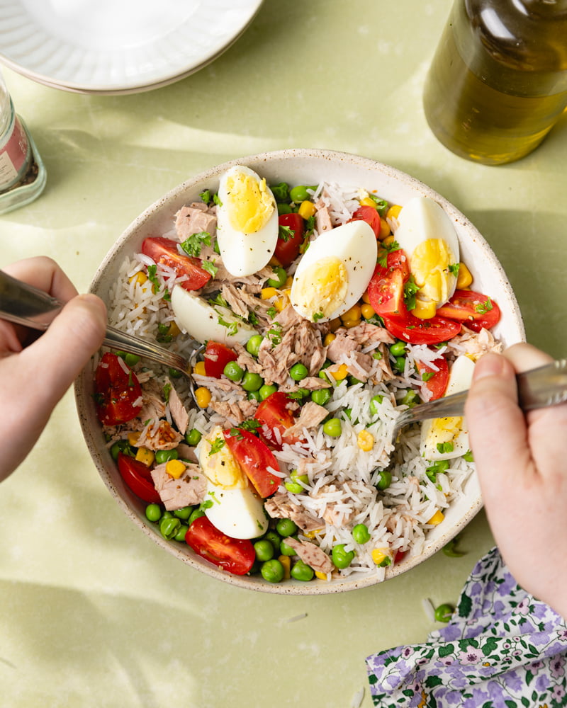 Saladier de salade de riz froid au thon