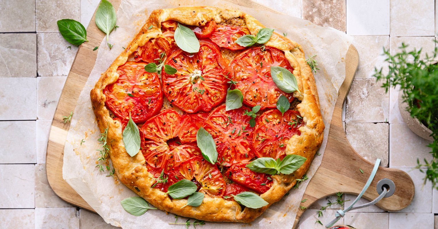 Tarte à la tomate rustique sur une planche en bois