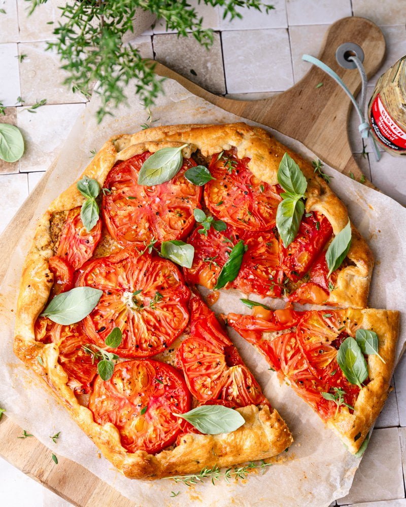 Tarte à la tomate rustique sur une planche en bois