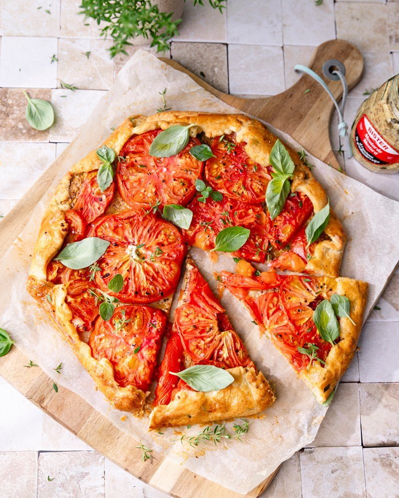 Tarte à la tomate rustique sur une planche en bois