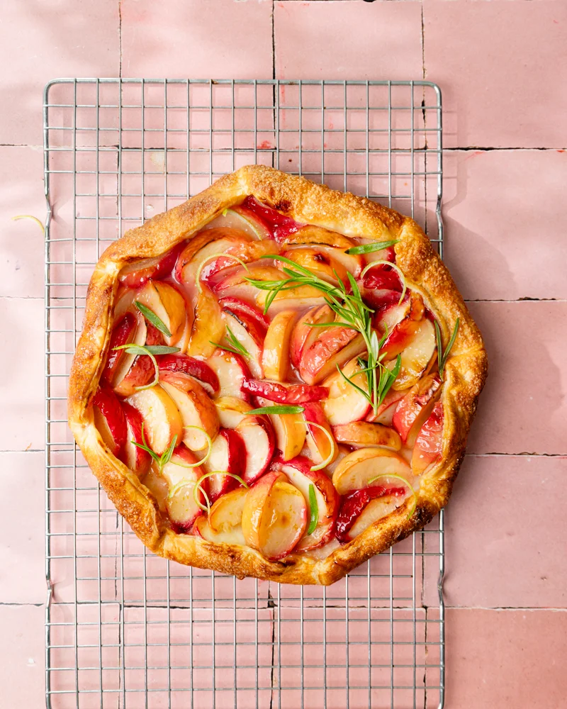 La délicieuse recette de tarte aux pêches feuilletée de l'été ! 4 La tarte aux pêches feuilletée de l'été