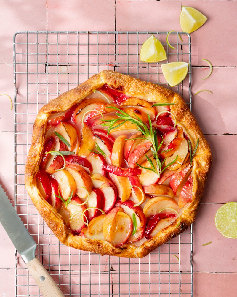 La délicieuse recette de tarte aux pêches feuilletée de l’été !