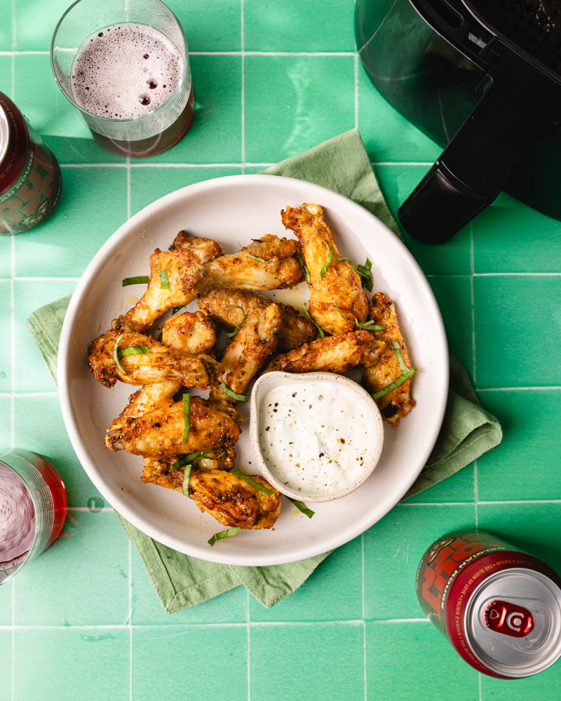 Assiette de chicken wings au airfryer super croustillants et sauce ranch