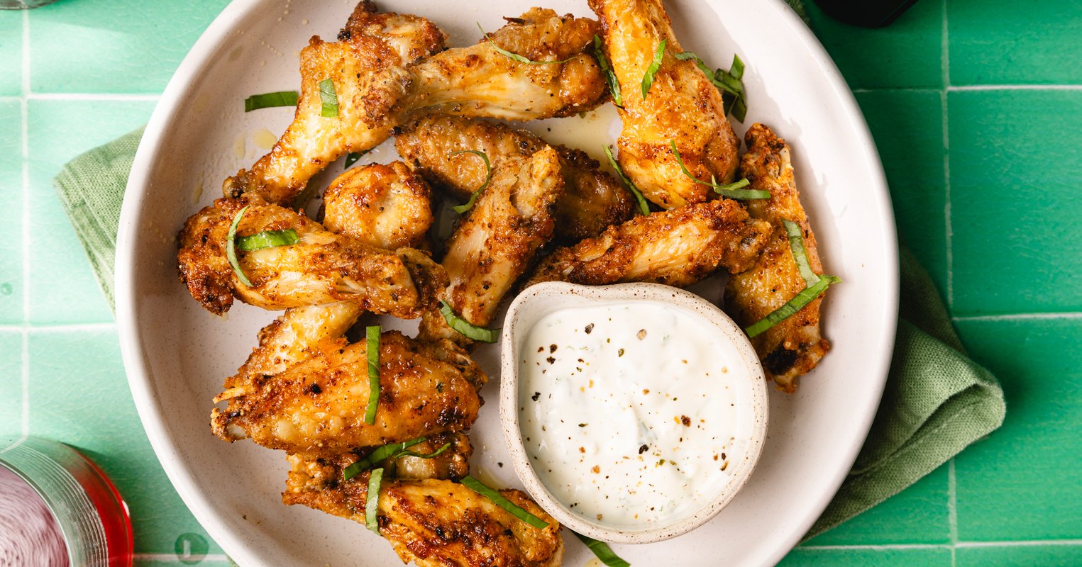 Les chicken wings au airfryer les plus croustillants ! 4 Assiette de chicken wings au airfryer super croustillants et sauce ranch