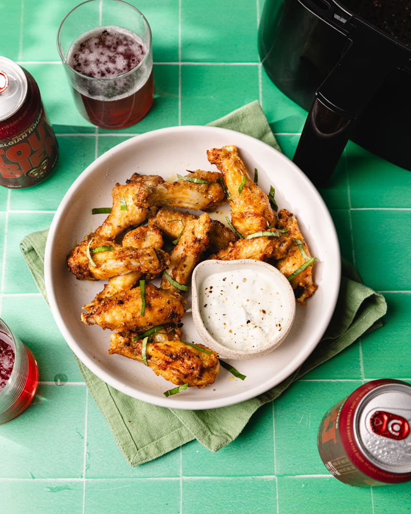 Assiette de chicken wings au airfryer super croustillants et sauce ranch