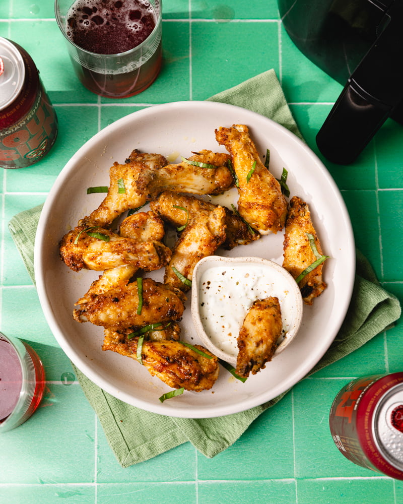 Assiette de chicken wings au airfryer super croustillants et sauce ranch