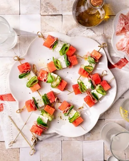 Simples et rapides : les brochettes apéro feta et pastèque !