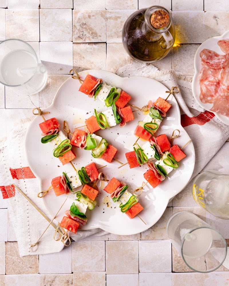 Les brochettes apéro feta, pastèque, concombre, salami et basilic