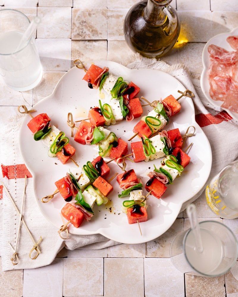 Les brochettes apéro feta, pastèque, concombre, salami et basilic