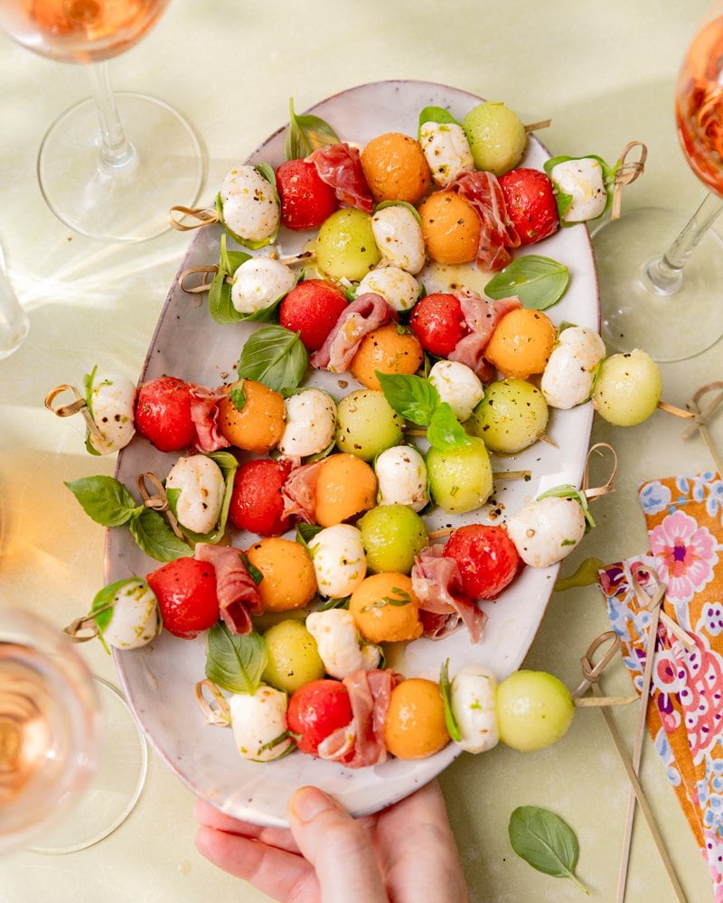 Les brochettes apéro billes de melon, jambon et mozzarella