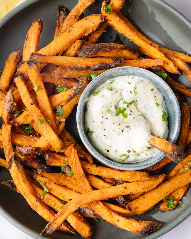 Plat de frites de patates douces au AirFryer avec une mayonnaise à l'ail