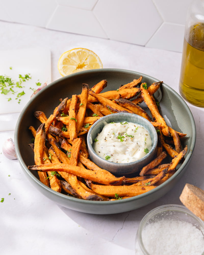 Plat de frites de patates douces au AirFryer avec une mayonnaise à l'ail