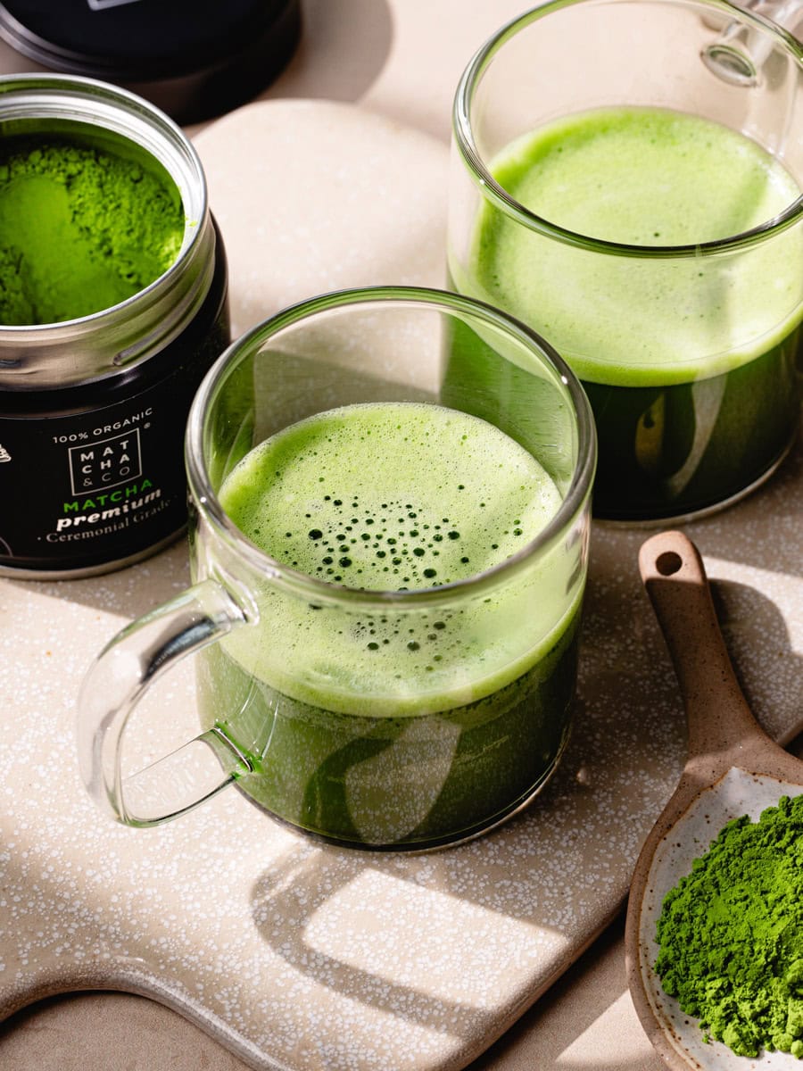 Tasses de thé matcha japonais traditionnel