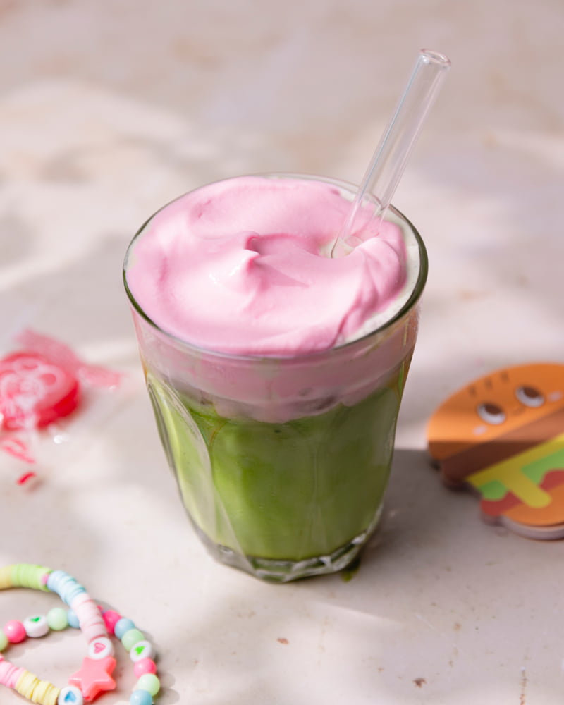 Verre de pink foam matcha ou pink matcha freddo