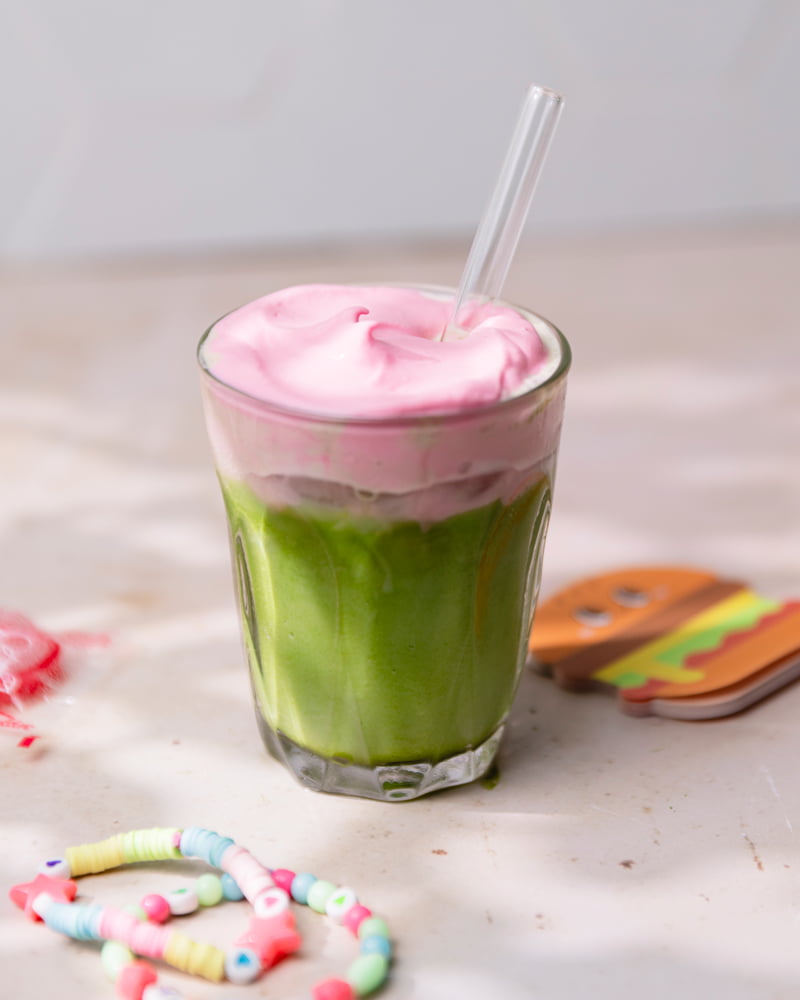 Verre de pink foam matcha ou pink matcha freddo