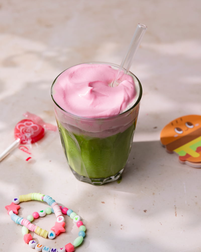 Verre de pink foam matcha ou pink matcha freddo