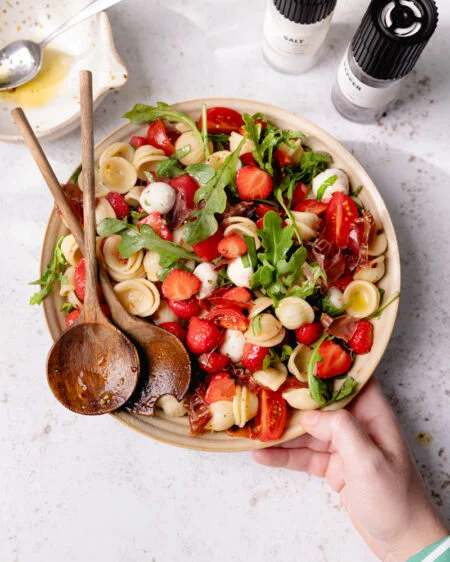 La recette fraîche et estivale de la salade de pâtes caprese aux fraises !