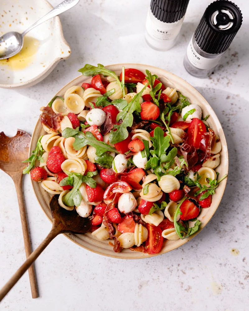 La salade de pâtes caprese avec des fraises !