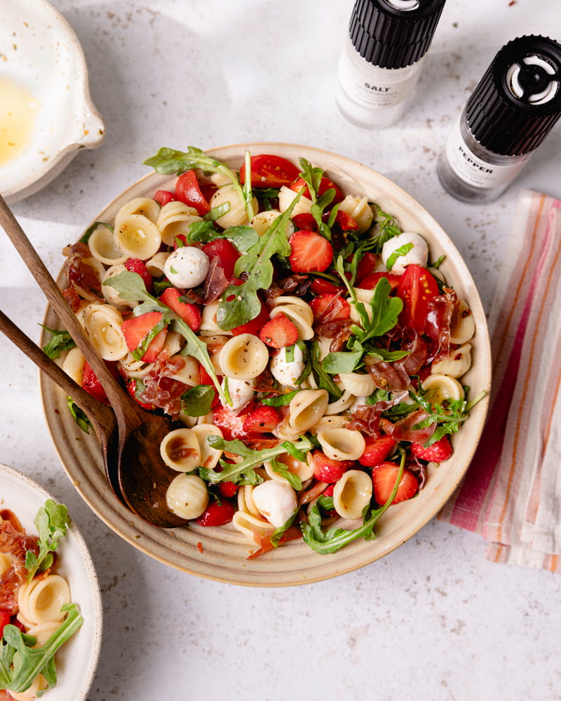 La salade de pâtes caprese avec des fraises !