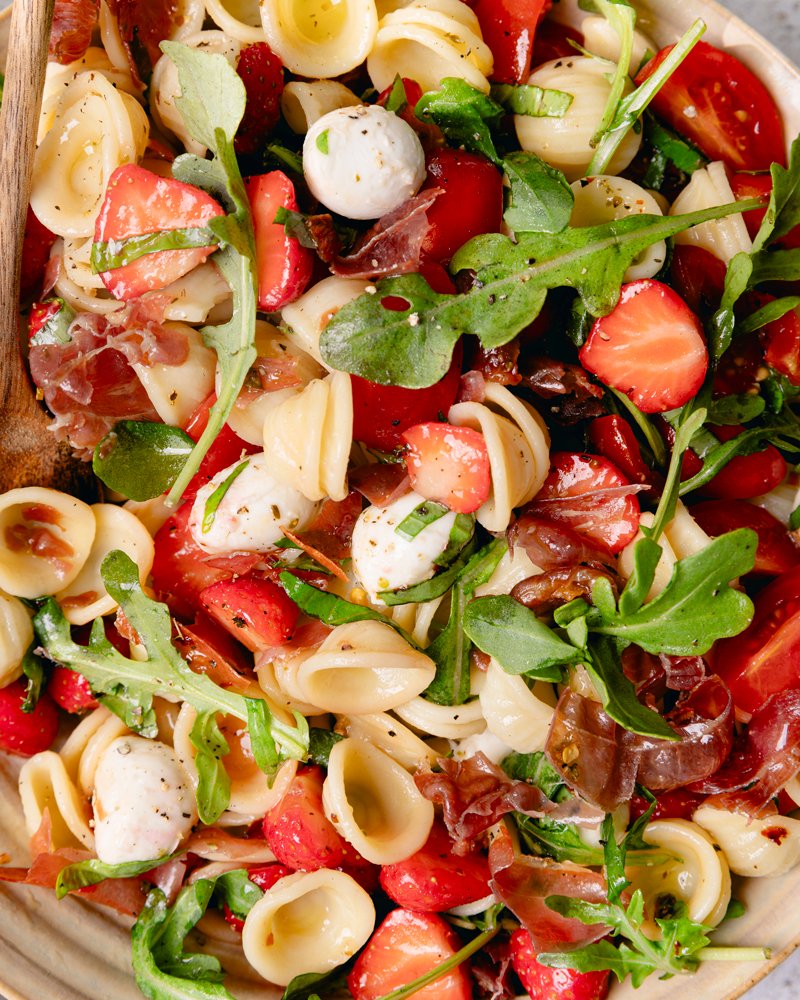 La salade de pâtes caprese avec des fraises !