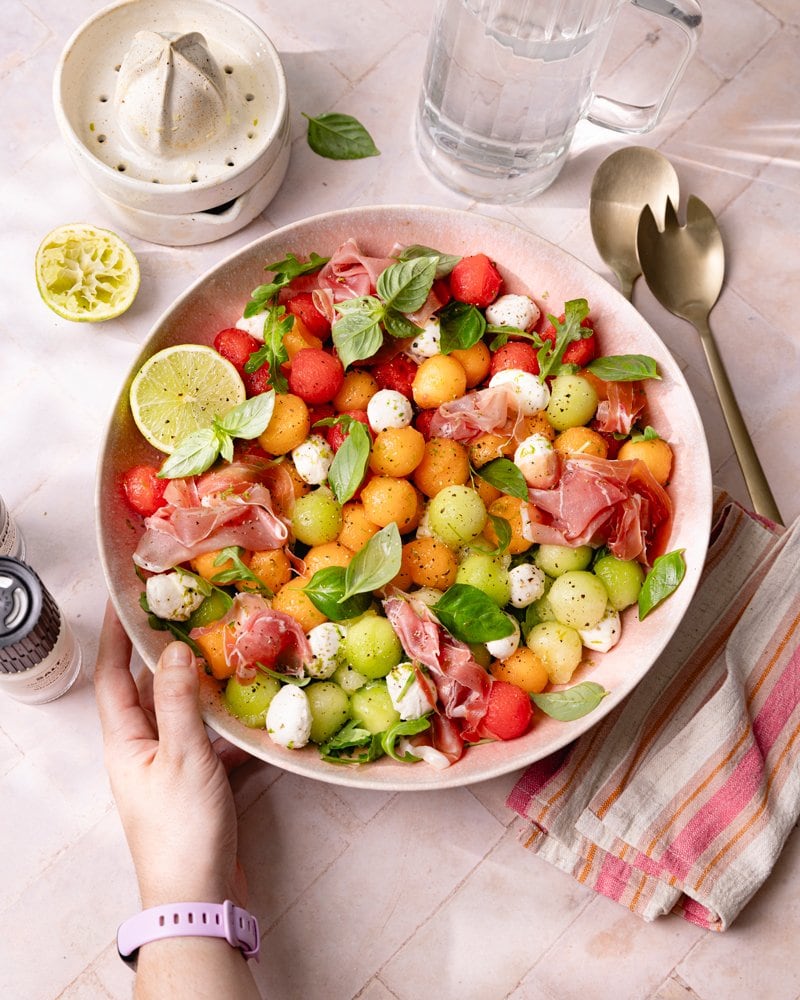 Saladier de salade melon-jambon à partager pour l'été