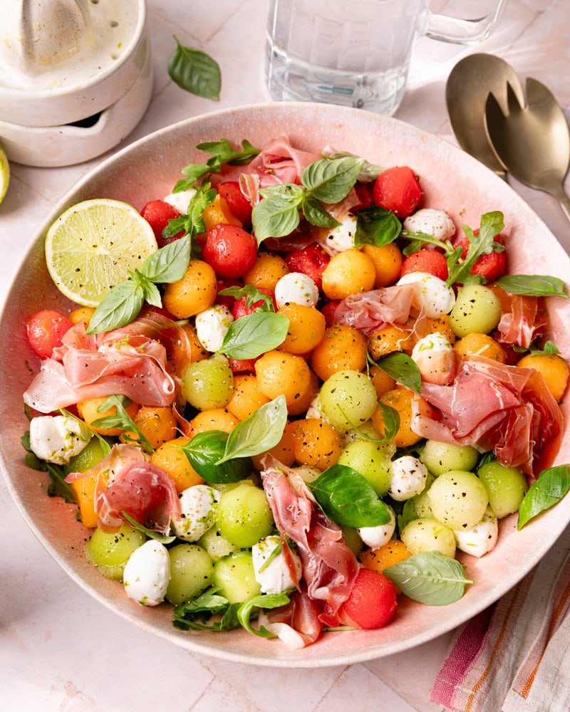 Saladier de salade melon-jambon à partager pour l'été