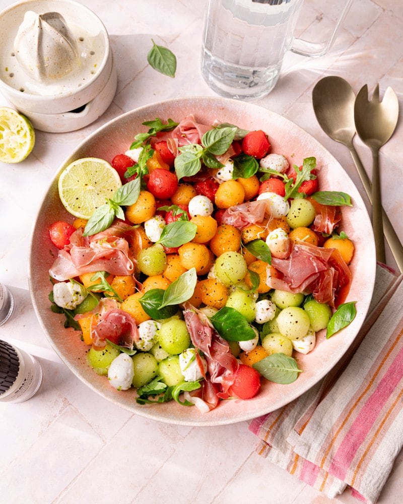 Saladier de salade melon-jambon à partager pour l'été