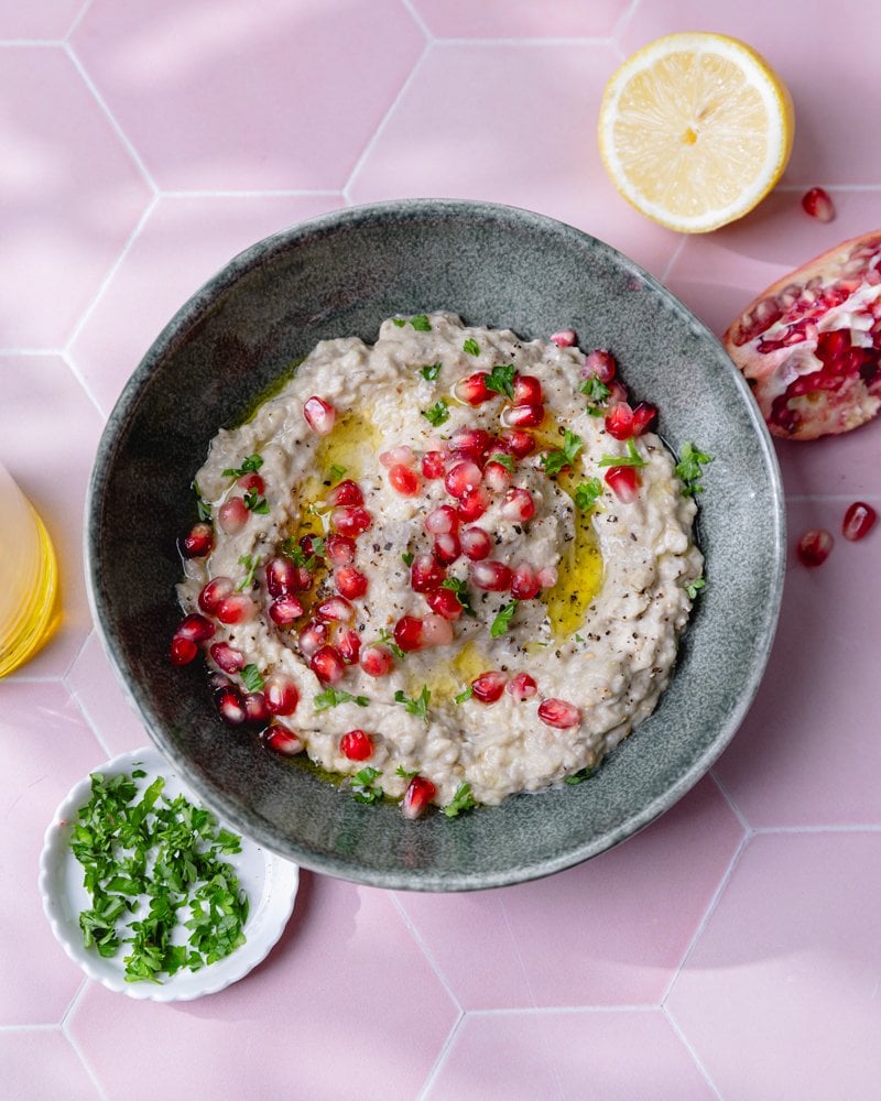 Bol de baba ganoush libanais avec des graines de grenade