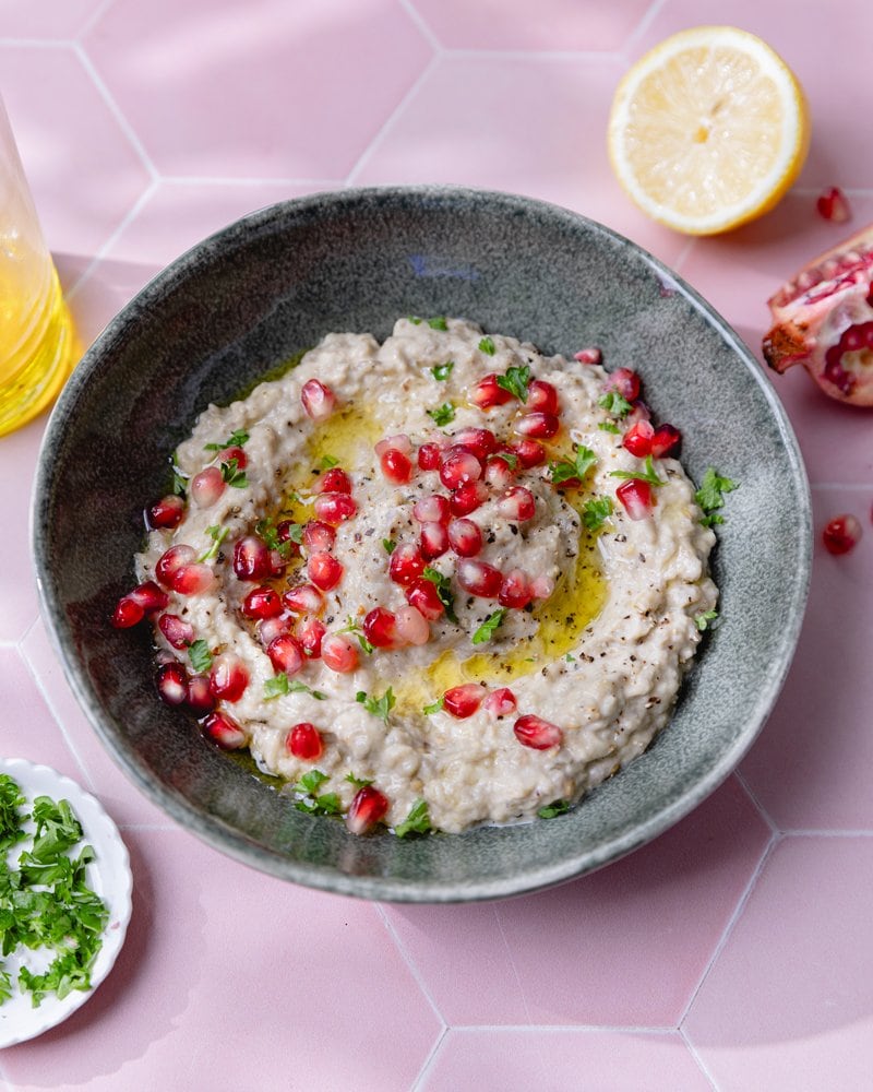 Bol de baba ganoush libanais avec des graines de grenade