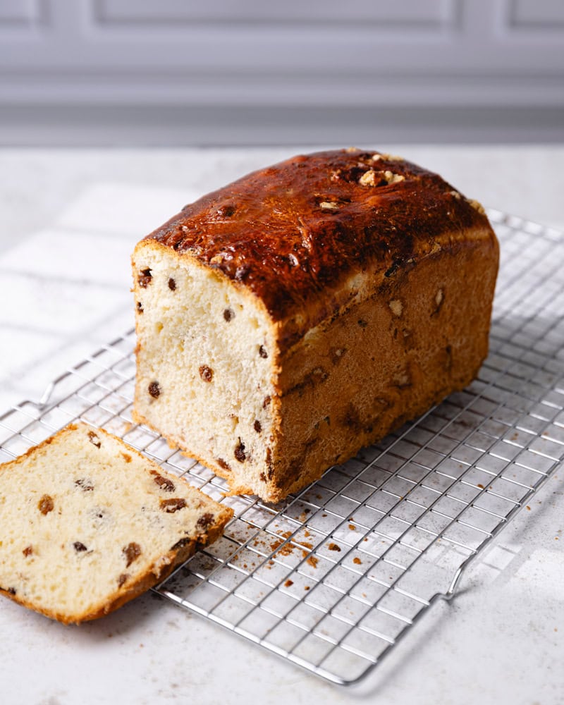 Cramique sur une grille, la brioche belge au sucre et aux raisins secs