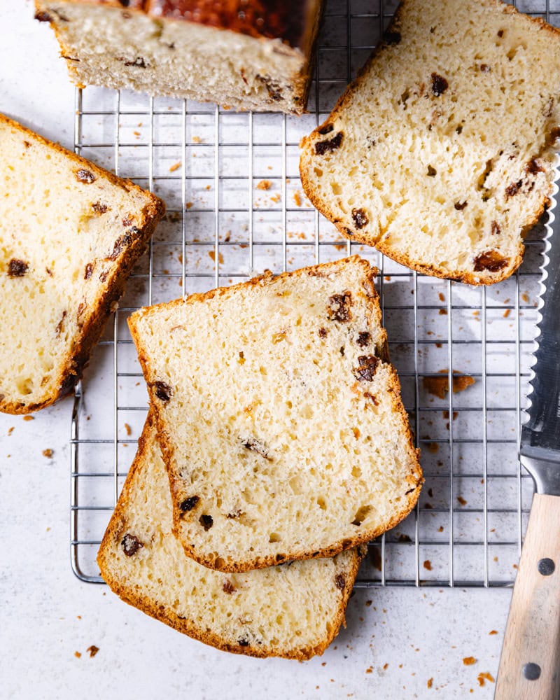 Tranches de cramique sur une grille, la brioche belge au sucre et aux raisins secs