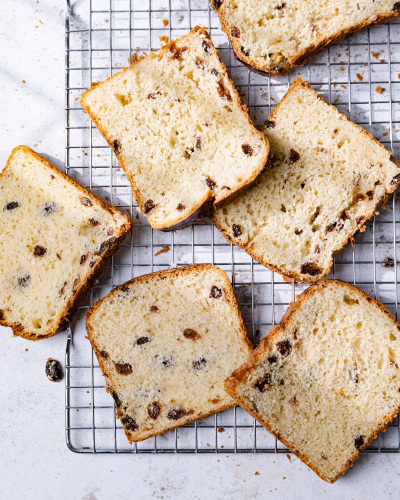 Tranches de cramique sur une grille, la brioche belge au sucre et aux raisins secs