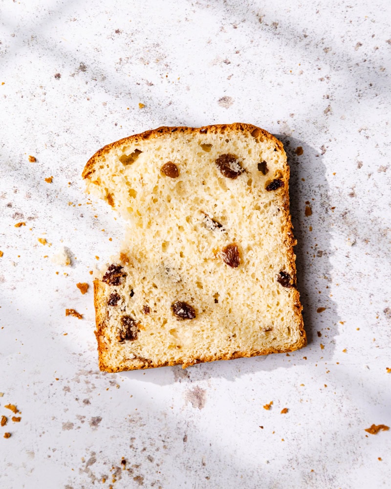 Tranches de cramique sur une grille, la brioche belge au sucre et aux raisins secs