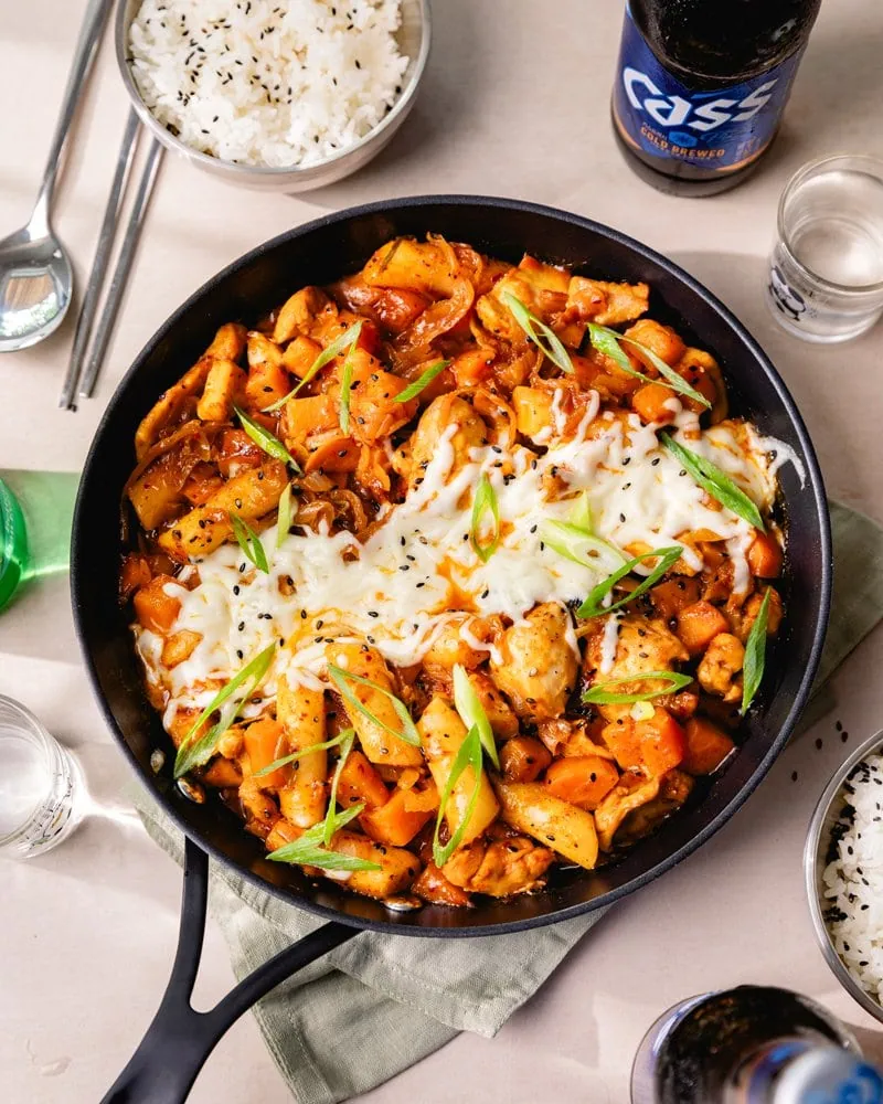 Dakgalbi coréen au fromage dans une poêle