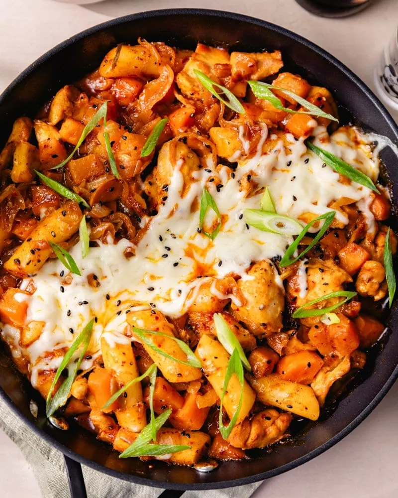 Dakgalbi coréen au fromage dans une poêle