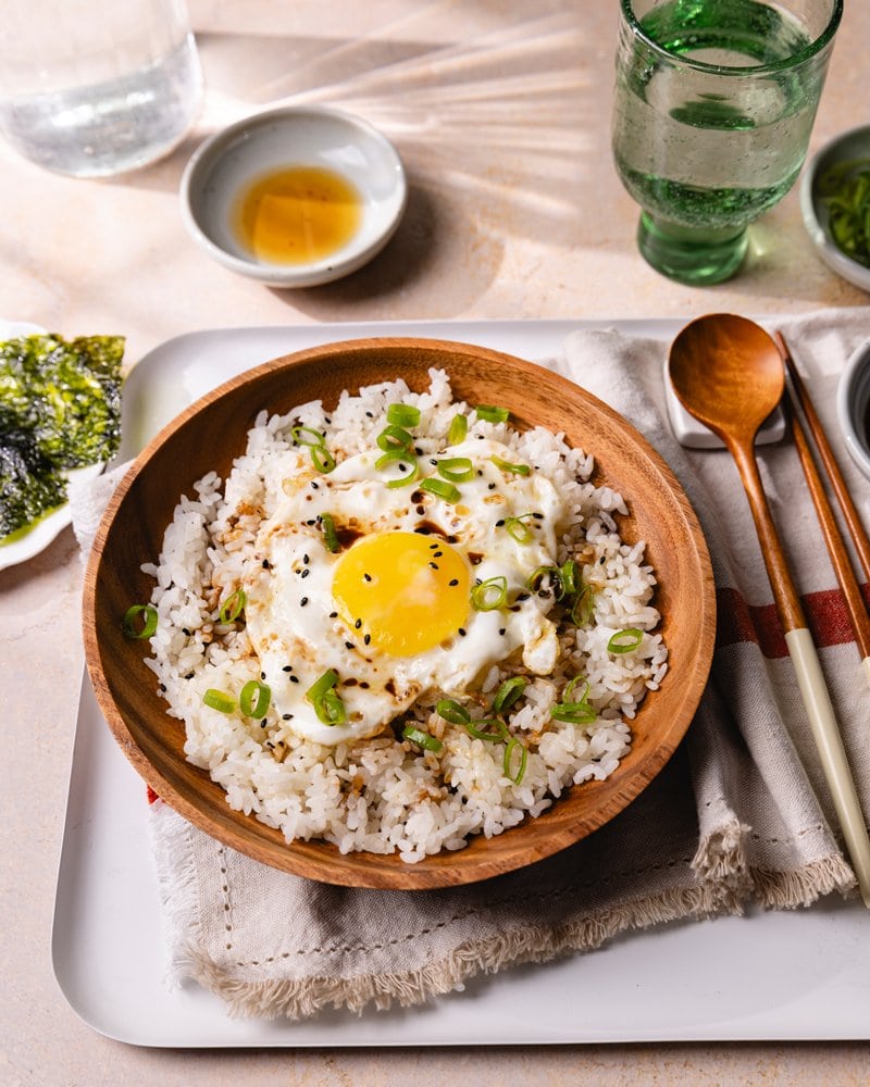 Bol de gyeran bap, le petit-déjeuner coréen avec du riz et un oeuf