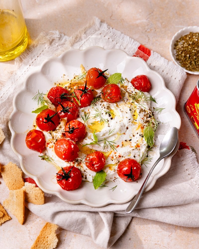 Bol de labneh aux tomates rôties à partager