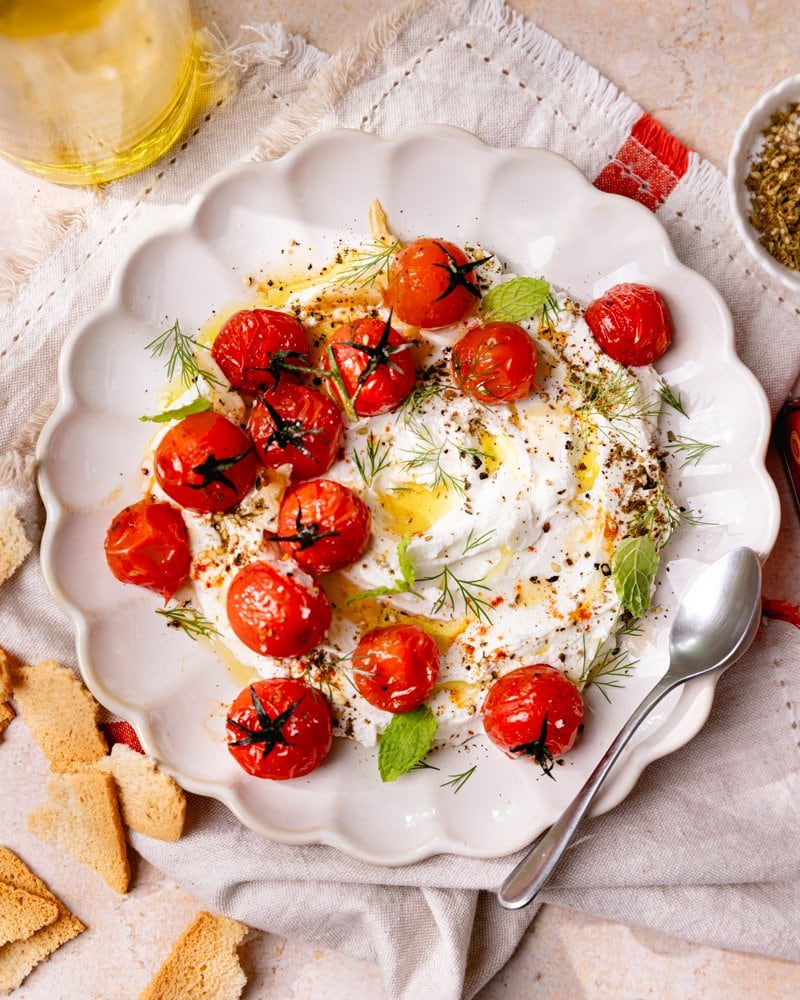 Bol de labneh aux tomates rôties à partager